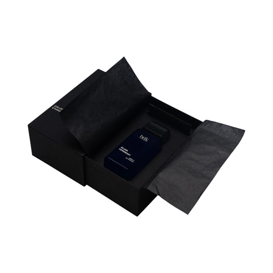 BDK Parfums Silver Ceremony absolu de parfum v čiernej darčekovej krabičke s čiernym hodvábnym papierom.